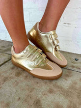 Load image into Gallery viewer, Moral 32 Gold Velcro Sneaker